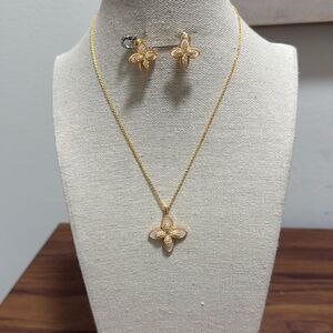 NWOT Clover Flower GoldTone Pendant Necklace & Matching Post Earrings.